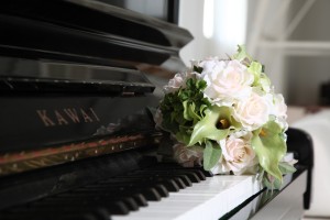 ピアノと花
